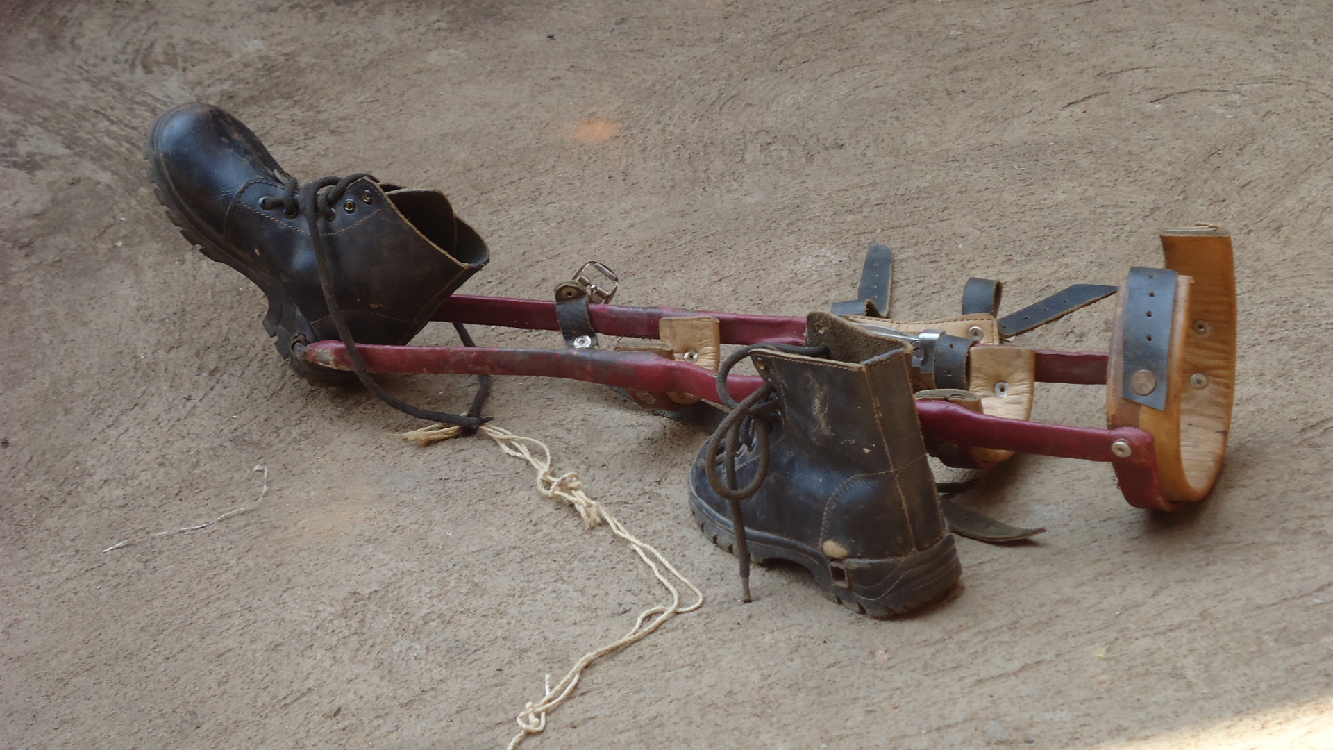 Caliper and surgical boots in Masaka. Foto: Ramona Kriese, 2011.